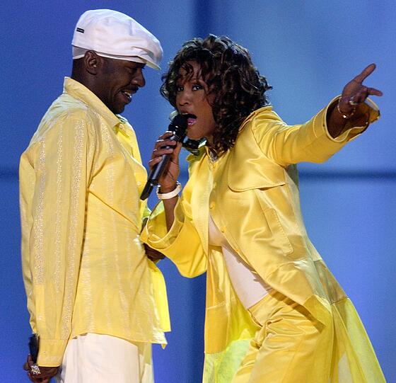 Auf den grandiosen kommerziellen Erfolg folgte der Absturz von "America's
Sweetheart": Houston machte durch Drogenmissbrauch und ihrer
Skandalehe mit R&B-Sänger Bobby Brown auf sich aufmerksam.