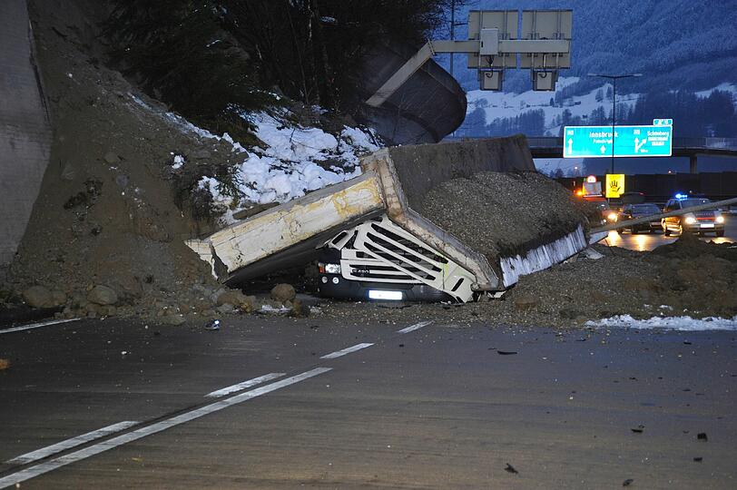 Horror-Unfall auf der Brenner-Autobahn: Eine Betonmauer hat sich von einem Hang gelöst und einen Münchner Lkw unter sich begraben. Die Bilder...