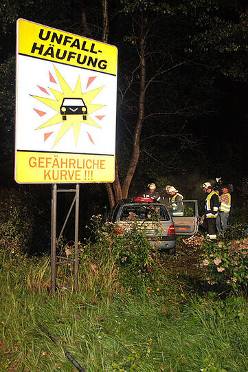 Heftiger Crash im Großhaager Forst: Ein 26-Jähriger kommt von der Fahrbahn ab und prallt gegen einen Baum