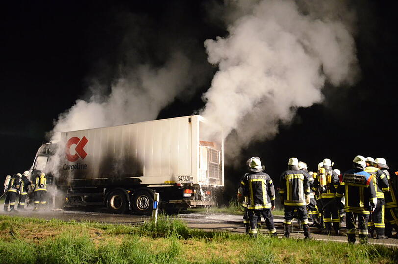 Als die Feuerwehr ankam um den Brand zu löschen, stand das Fahrzeug bereits vollständig in Flammen. Die Bilder von der Löschaktion.