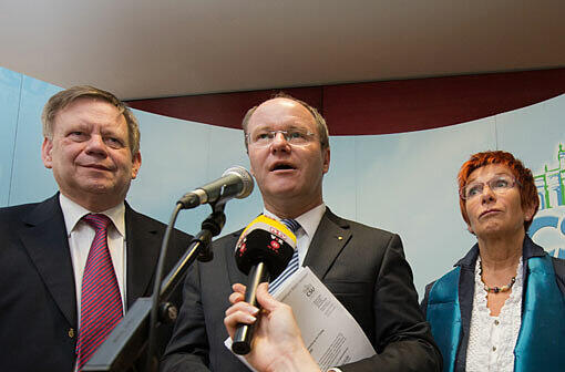 Die Abgeordnetenaffäre im bayerischen Landtag
sorgt weiter für Wirbel.  Nach einem Bericht des &bdquo;Münchner Merkur&ldquo;
soll der Parlamentarische Geschäftsführer der CSU,
Alexander König (52), auf
Steuerkosten eine mehr als 6000 Euro teure Digitalkamera  abgerechnet haben