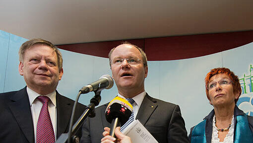 Die Abgeordnetenaffäre im bayerischen Landtag
sorgt weiter für Wirbel. Nach einem Bericht des „Münchner Merkur“
soll der Parlamentarische Geschäftsführer der CSU,
Alexander König (52), auf
Steuerkosten eine mehr als 6000 Euro teure Digitalkamera abgerechnet haben Die Abgeordnetenaffäre im bayerischen Landtag
sorgt weiter für Wirbel. Nach einem Bericht des „Münchner Merkur“
soll der Parlamentarische Geschäftsführer der CSU,
Alexander König (52), auf
Steuerkosten eine mehr als 6000 Euro teure Digitalkamera abgerechnet haben