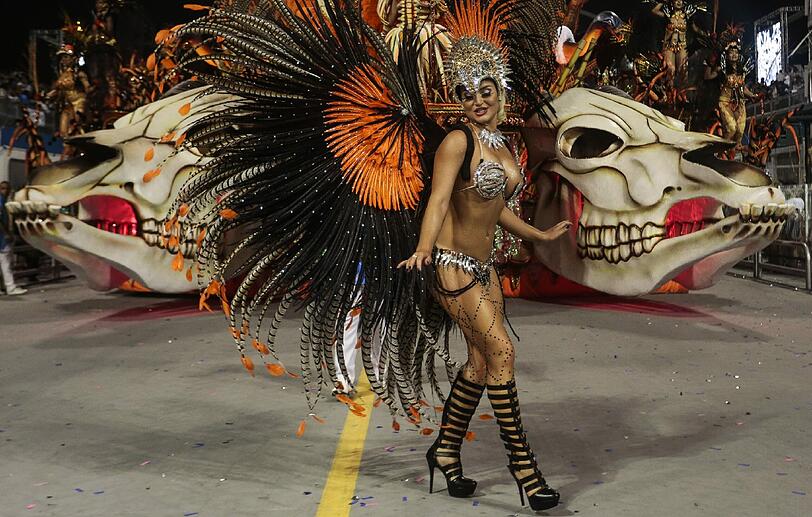 Ziemlich bunt, ziemlich heiß und ziemlich nackt: Beim Sambodromo tobt der brasilianische Karneval bei Temperaturen von über 30 Grad. Die Bilder.