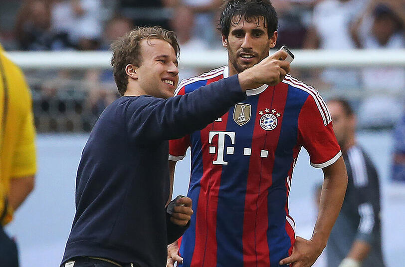 Auch eine Möglichkeit: Dieser Flitzer nützt seinen Auftritt für ein Selfie mit Javi Martínez.
