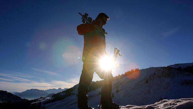 Die Ski nur noch in der Hand: Wie hier am Sudelfeld so könnte dem Deutschen Alpenverein zufolge in 20 Jahren auch in vielen anderen Alpen-Skigebieten der Schnee extrem knapp werden. Die Ski nur noch in der Hand: Wie hier am Sudelfeld so könnte dem Deutschen Alpenverein zufolge in 20 Jahren auch in vielen anderen Alpen-Skigebieten der Schnee extrem knapp werden.