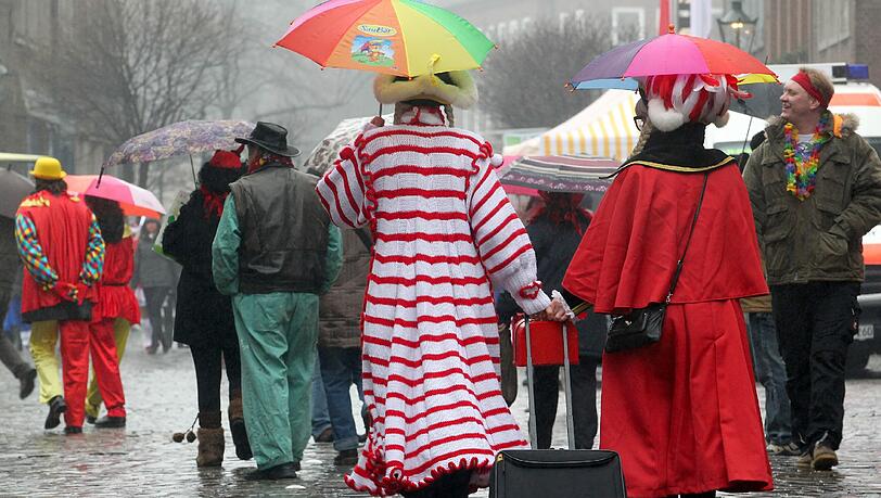 Der Düsseldorfer Karneval wurde wegen des Sturms abgesagt. Der Düsseldorfer Karneval wurde wegen des Sturms abgesagt.