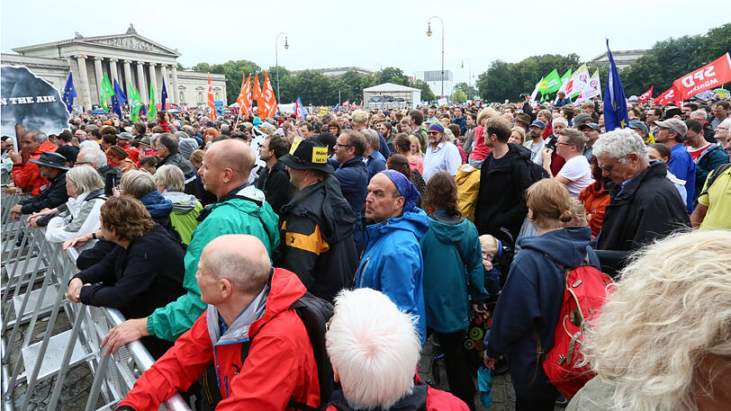 Dem Wetter zum Trotz: Die Demo am Königsplatz.