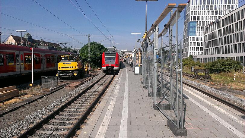 Für den Umbau stehen die Bauzäune fast bis zum Ende der 140 Meter langen Steige.