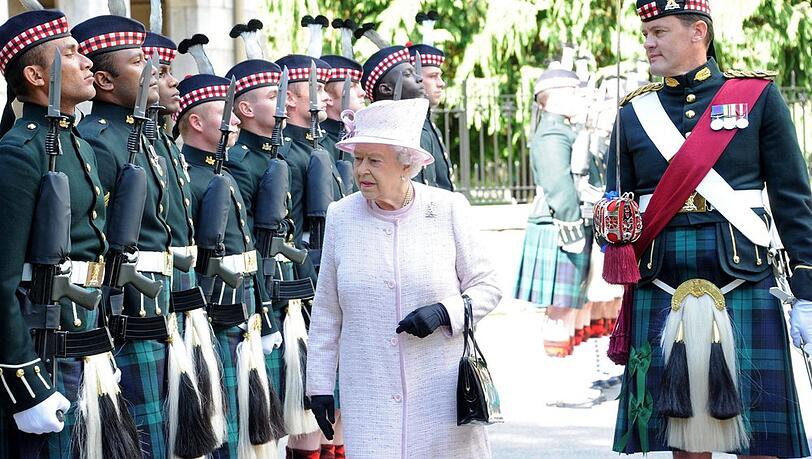 So startete Queen Elizabeth II. stets ihre Sommerferien - mit einem Gruß an ihre Wachmannschaft vor Schloss Balmoral.
