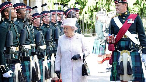 So startete Queen Elizabeth II. stets ihre Sommerferien - mit einem Gruß an ihre Wachmannschaft vor Schloss Balmoral.