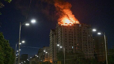 Brand in einem Kiewer Wohnhaus nach einem russischen Raketenangriff.