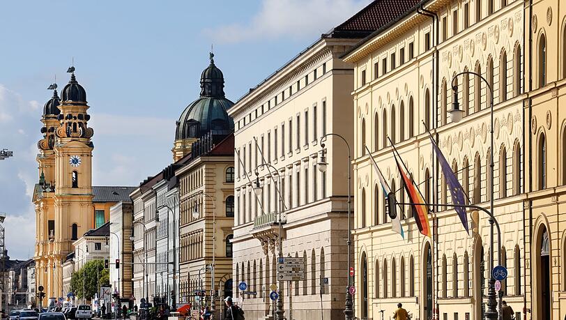 Klassizismus pur in der Ludwigstra&szlig;e, jedenfalls bis zum Odeonsplatz, wo die barocke Theatinerkirche steht.