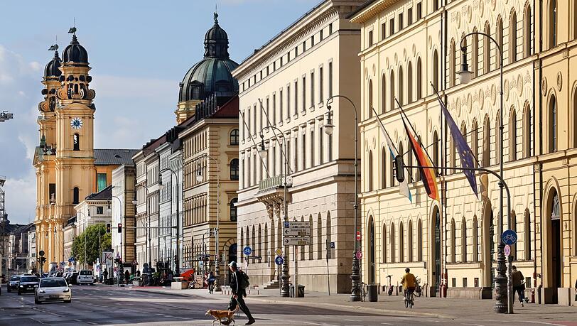 Klassizismus pur in der Ludwigstra&szlig;e, jedenfalls bis zum Odeonsplatz, wo die barocke Theatinerkirche steht.