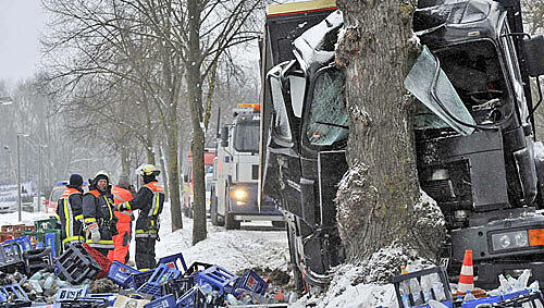 Dieser Laster schlitterte auf spiegelglatter Fahrbahn gegen einen Baum, die geladenen Getränkekisten verteilten sich auf einem Feld Dieser Laster schlitterte auf spiegelglatter Fahrbahn gegen einen Baum, die geladenen Getränkekisten verteilten sich auf einem Feld