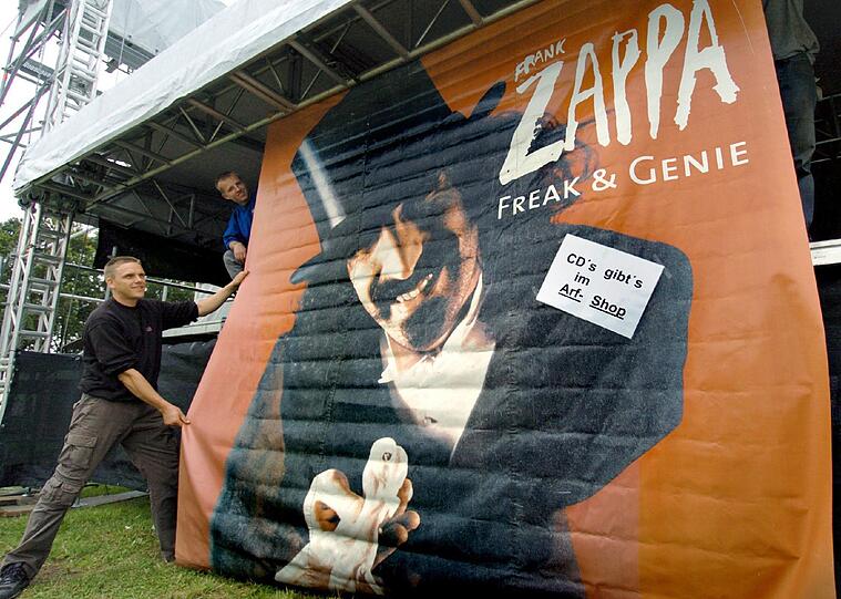 Das einmal im Jahr stattfindene Musikfestival "Zappanale" ist der Musik von Frank Zappa gewidmet. Es treten Zappa-Coverbands oder von dem Komponisten beeinflusste Musiker auf, aber auch bekannte Größen wie Alice Cooper, der dieses Jahr die Zappa-Bühne beehrt. Seit 1990 findet das Festival statt, 2003 wurde die "Zappanale" sogar vom Focus-Magazin im "Sommer Kultur Atlas" mit dem 6. Platz unter 60 Veranstaltungen ausgezeichnet - hier die Bilder.