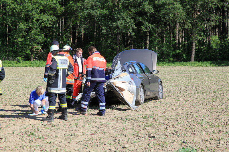 Einsatzkräfte am Unfallort