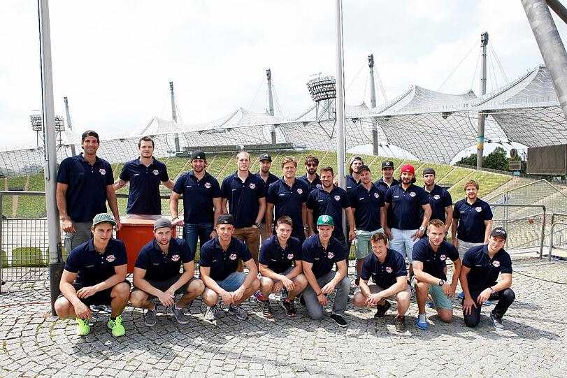 Teambuilding Eishacklerart: Die Spieler des EHC Red Bull München bestiegen das Olympiadach.