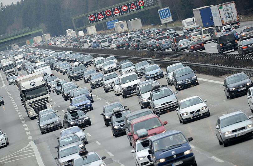 Der Mann, der über Jahre hinweg wahllos auf Autos und Lkw auf Autobahnen geschossen haben soll, steht seit Freitag in Würzburg vor Gericht.
