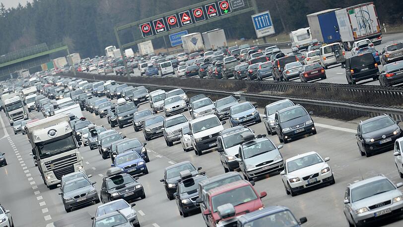 Der Mann, der über Jahre hinweg wahllos auf Autos und Lkw auf Autobahnen geschossen haben soll, steht seit Freitag in Würzburg vor Gericht. Der Mann, der über Jahre hinweg wahllos auf Autos und Lkw auf Autobahnen geschossen haben soll, steht seit Freitag in Würzburg vor Gericht.