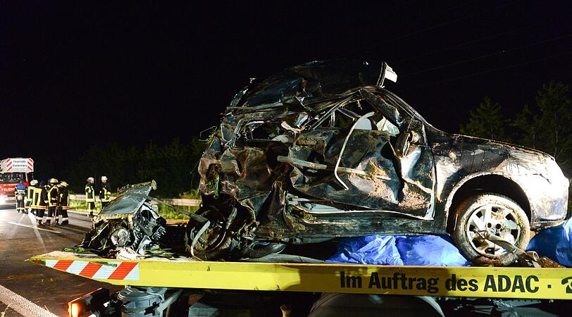 Unfall bei Miltenberg: Ein Ehepaar und ihr 15-jähriger Sohn sind bei einem Verkehrsunfall in Unterfranken ums Leben gekommen, als ein anderes Auto mit hoher Geschwindigkeit ihren Wagen rammte.