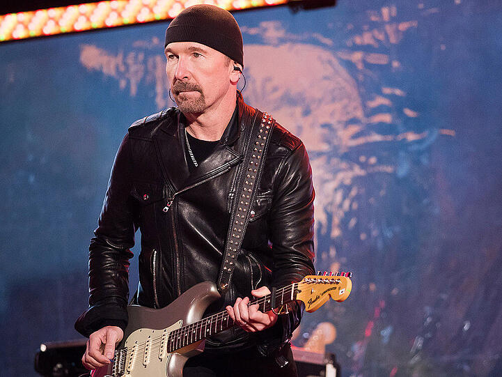 U2-Gitarrist "The Edge" hat den Bühnenrand nicht gesehen