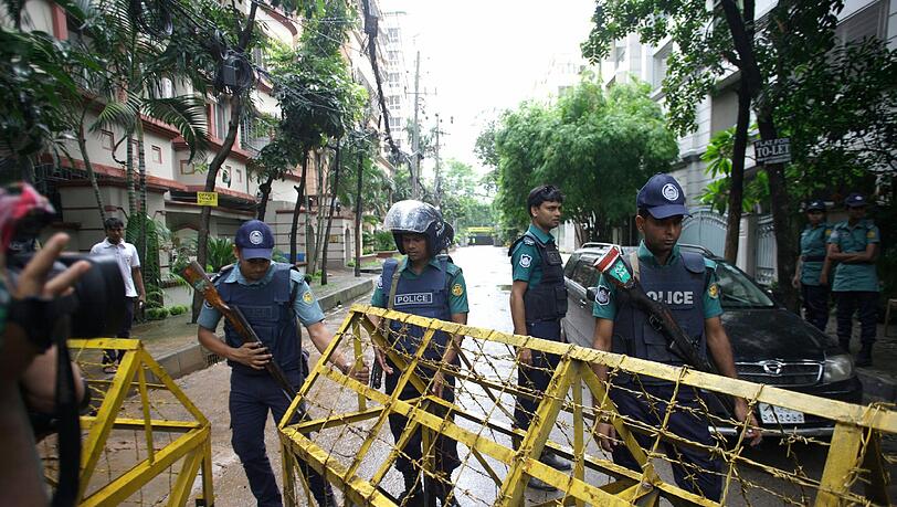 Nur wenige Tage nach der Geiselnahme in Dhaka gab es einen neuen Anschlag. Nur wenige Tage nach der Geiselnahme in Dhaka gab es einen neuen Anschlag.
