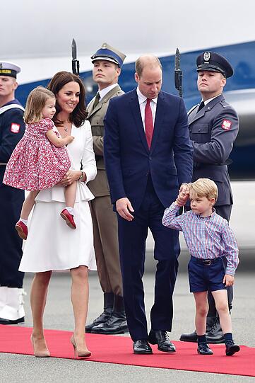 William, Kate und die beiden Kids George und Charlotte: Die Royal-Family ist in Warschau gelandet.