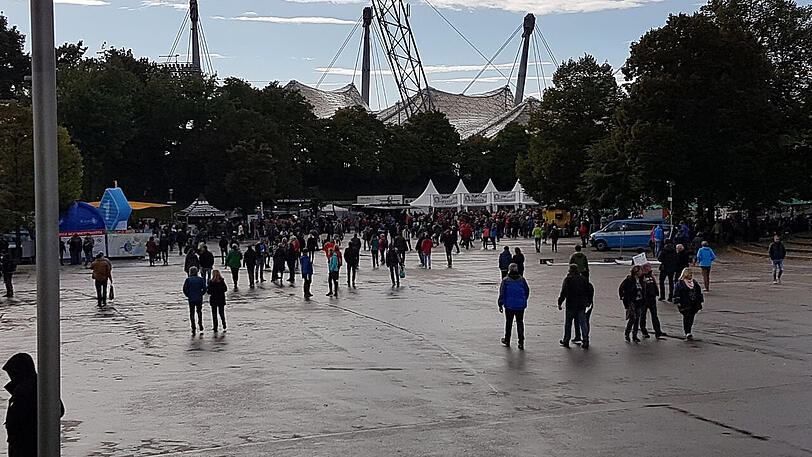Das Warten auf die alten Herren. Vor Beginn des Konzerts der Rolling Stones in München stehen Fans vor dem Olympiastadion.