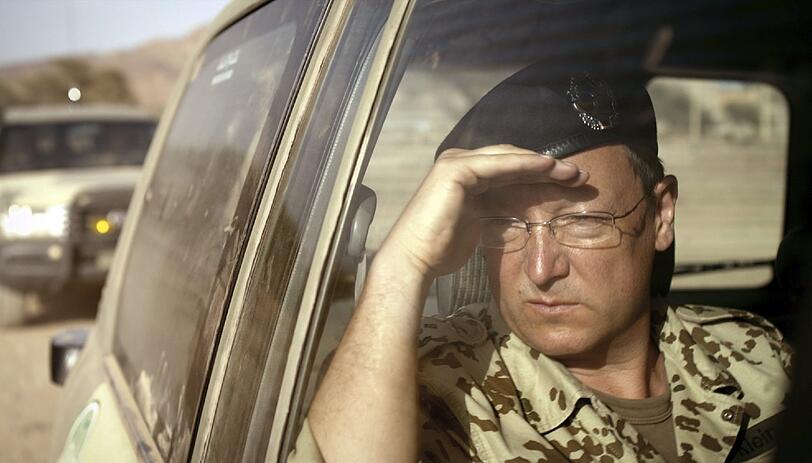 Oberst Klein (Matthias Brandt) blickt beim Amtsantritt in Afghanistan auf ein kompliziertes Land. Richtige Entscheidungen zu treffen, ist hier schwerer als anderswo.