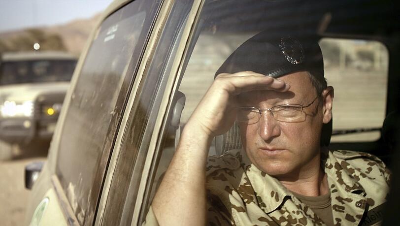 Oberst Klein (Matthias Brandt) blickt beim Amtsantritt in Afghanistan auf ein kompliziertes Land. Richtige Entscheidungen zu treffen, ist hier schwerer als anderswo. Oberst Klein (Matthias Brandt) blickt beim Amtsantritt in Afghanistan auf ein kompliziertes Land. Richtige Entscheidungen zu treffen, ist hier schwerer als anderswo.