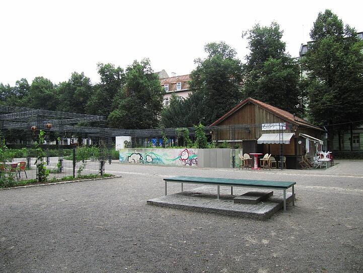 An der Postwiese wurde die Pergola ausgetauscht und der Bodenbelag erneuert.