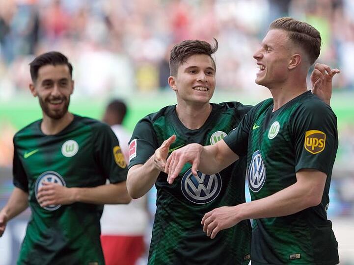 Wolfsburgs Spieler feiern ihren Kantersieg gegen den FC Augsburg.