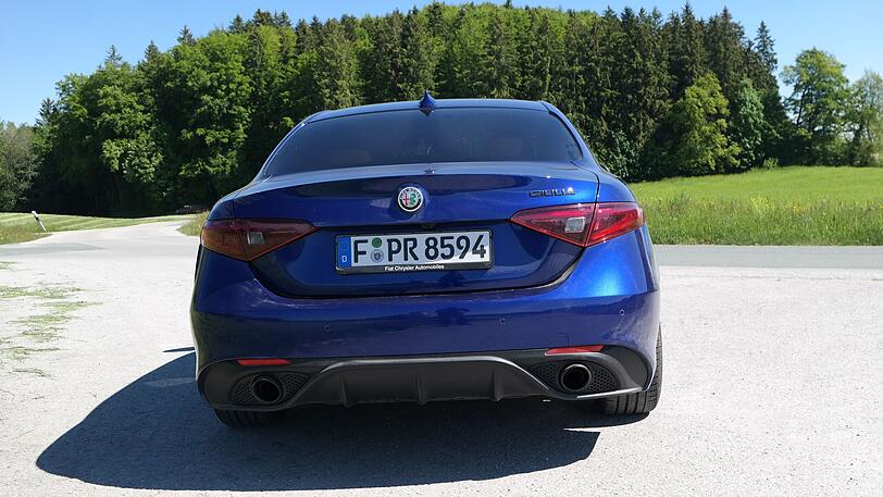 Die zwei dicken Auspuff-Endrohre zeigen, dass die Giulia gut motorisiert ist.