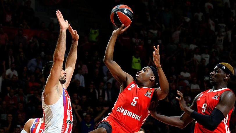 Schwerstarbeit voraus: Cassius Winston (Mitte) und Isaac Bonga (rechts) empfangen mit den Bayern den Titelverteidiger Istanbul.