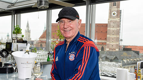 Frederic von Anhalt in einem Jogginganzug vom FC Bayern auf der Dachterrasse vom Hotel Bayerischer Hof.