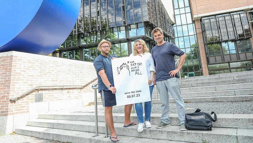 Sie wollen Künstler zusammenbringen und den leerstehenden Gasteig sinnvoll nutzen: (v.l.) Projektleiter Christian Kiesler (l.), Mitarbeiterin Sarah-Marie Scholz und Gesellschafter Till Hofmann von der Fat Cat gGmbH stehen vor dem Gasteig und zeigen das Werbeplakat für die Eröffnungsveranstaltung am Sonntag. Sie wollen Künstler zusammenbringen und den leerstehenden Gasteig sinnvoll nutzen: (v.l.) Projektleiter Christian Kiesler (l.), Mitarbeiterin Sarah-Marie Scholz und Gesellschafter Till Hofmann von der Fat Cat gGmbH stehen vor dem Gasteig und zeigen das Werbeplakat für die Eröffnungsveranstaltung am Sonntag.