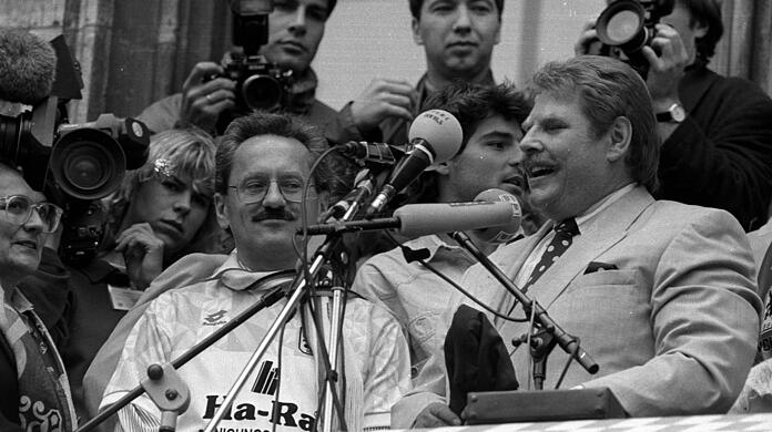 Die Aufstiegsfeier 1994 des TSV 1860 auf dem Rathaus-Balkon (v.r.): Präsident Karl Heinz Wildmoser, Niels Schlotterbeck und Oberbürgermeister Christian Ude (SPD).