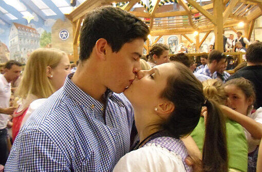 Unterwegs ohne Eifersucht. Benjamin Murga (20) und Katarina Krüger (20): &bdquo;Wir sind seit eineinhalb Jahren zusammen, kennen gelernt haben wir uns in der Schule. Wir gehen gerne zusammen auf die Wiesn, weil wir zusammen feiern gehen können, ohne deswegen eifersüchtig zu sein.&ldquo;