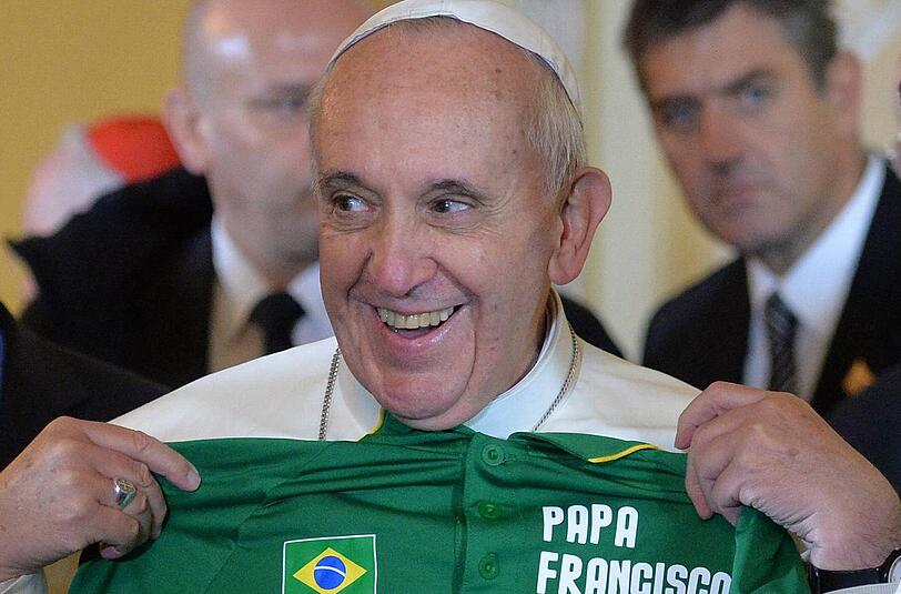 Der volksnahe Papst: Franziskus beim Weltjugendtag in Rio de Janeiro mit einem Trikot für die Olympischen Spiele in Rio.