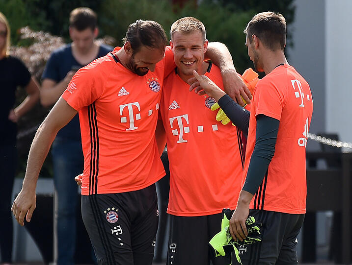 Holger Badstuber (m.) hat Spaß mit Tom Starke (l.) und Sven Ullreich (r.)