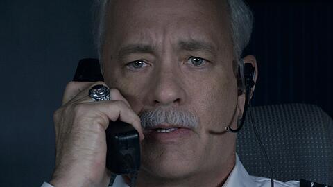 Tom Hanks als Captain Chesley &bdquo;Sully&ldquo; Sullenberger.
