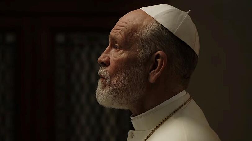 Sir John Brannox (John Malkovich) stellt in "The New Pope" Ansprüche auf das Papstamt