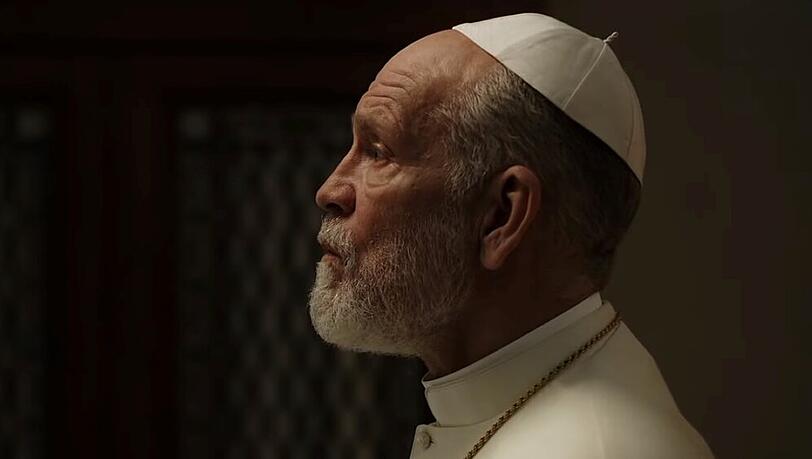 Sir John Brannox (John Malkovich) stellt in "The New Pope" Ansprüche auf das Papstamt Sir John Brannox (John Malkovich) stellt in "The New Pope" Ansprüche auf das Papstamt