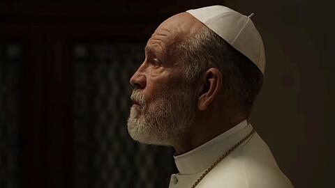Sir John Brannox (John Malkovich) stellt in "The New Pope" Ansprüche auf das Papstamt