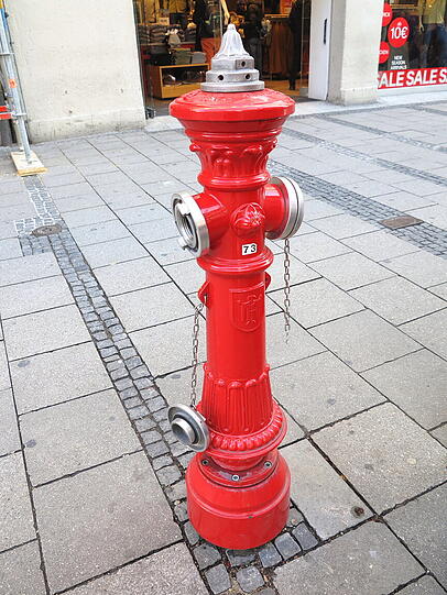 Jemand musste am Wochenende unbedingt das Innenleben des Hydranten erforschen. Ein Glück, dass alle Teile noch vorhanden sind...