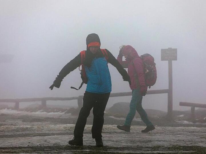 Sturmtief "Sabine": Touristen stemmen sich gegen die Windböen auf dem Brocken.
