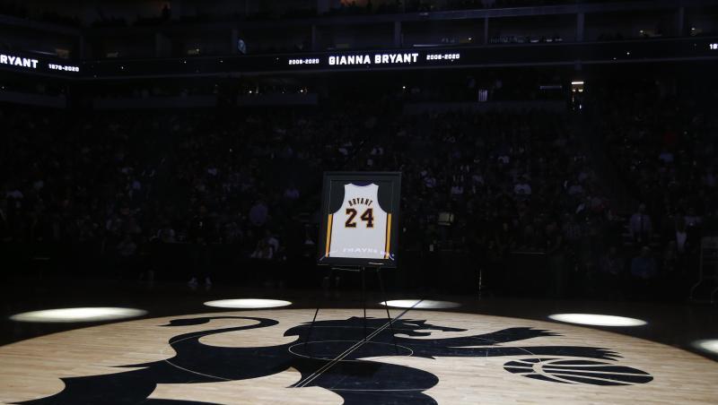 Vor dem NBA-Spiel der Sacramento Kings gegen die Oklahoma City Thunder gab es zu Ehren von Kobe Bryant eine Schweigeminute. Vor dem NBA-Spiel der Sacramento Kings gegen die Oklahoma City Thunder gab es zu Ehren von Kobe Bryant eine Schweigeminute.