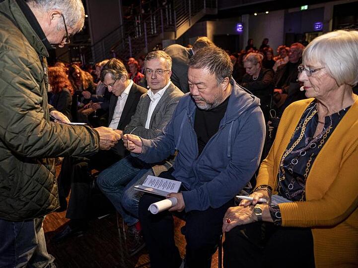 Ai Weiwei signiert in Berlin sein neues Buch "Manifest ohne Grenzen".