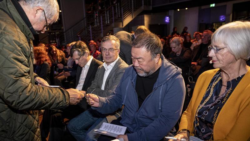 Ai Weiwei signiert in Berlin sein neues Buch "Manifest ohne Grenzen". Ai Weiwei signiert in Berlin sein neues Buch "Manifest ohne Grenzen".