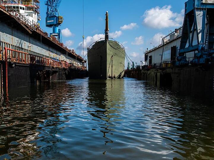 Das Marine-Segelschulschiff "Gorch Fock" wird in einem Dock der Bredo-Werft zu Wasser gelassen.